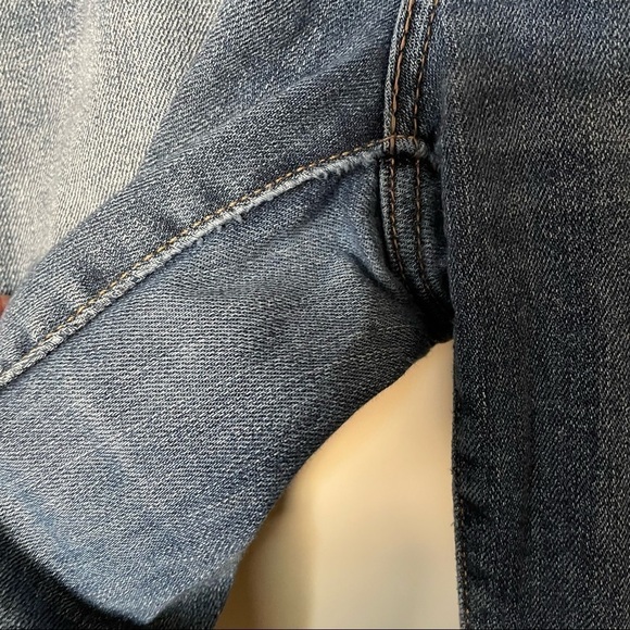 Levi’s Medium Wash 711 Skinny Distressed Jeans - Picture 9 of 10